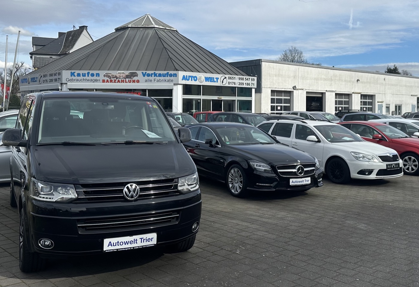 Hof von Autowelt Trier mit Fahrzeugbestand