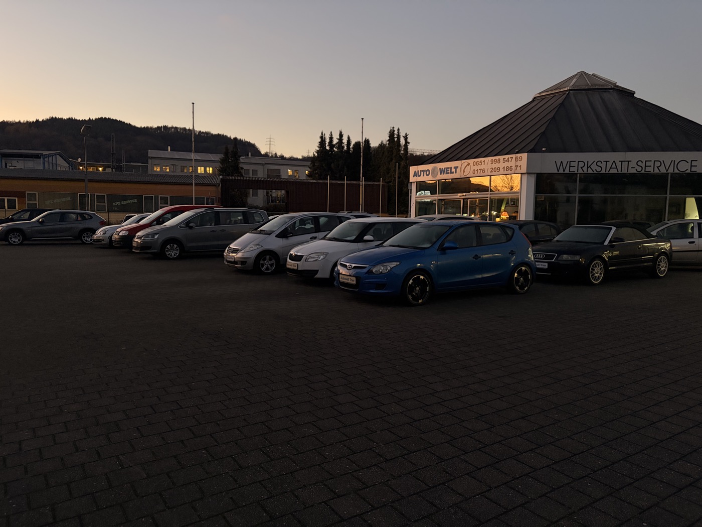 Hof von Autowelt Trier mit Fahrzeugbestand